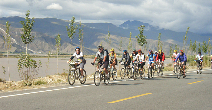 Radfahrt entlang den Yarlung Tsangpo Fluss 